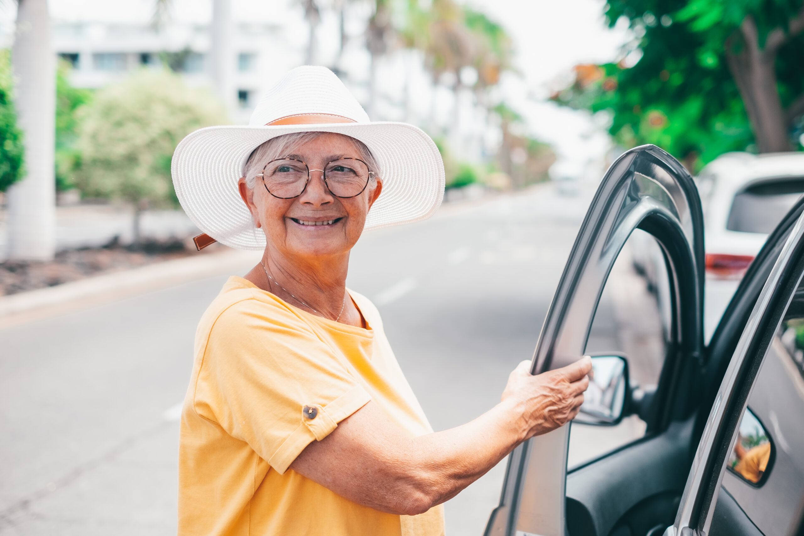 Smiling Senior Woman With White Hat Entering In He 2023 11 27 05 11 15 Utc Scaled, ViKoeberBiler.dk