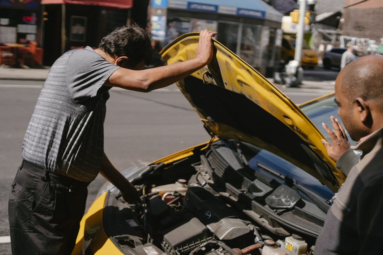 Defekt bilmotor med mekaniske problemer