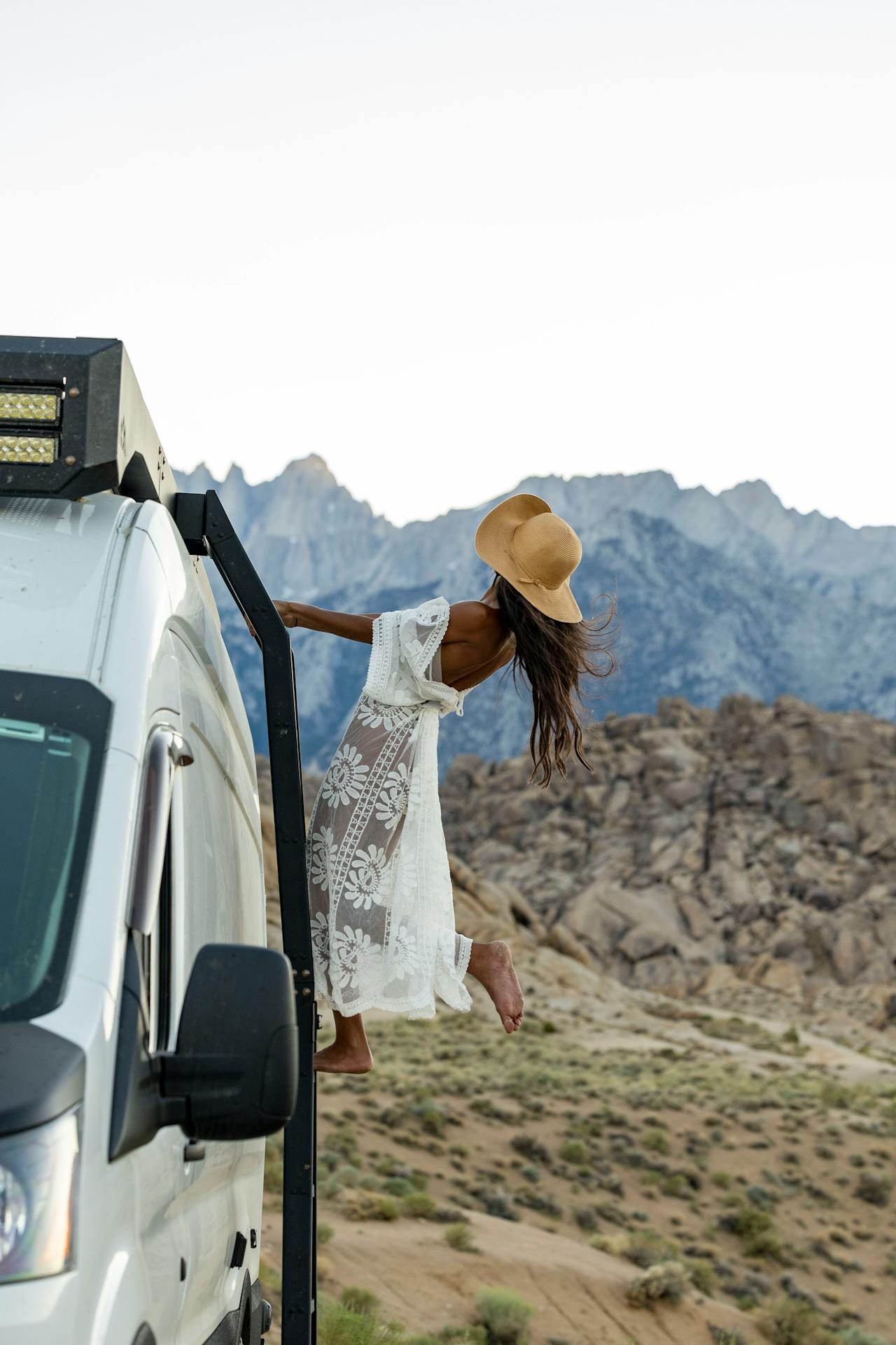 Pige der sælger sin campervan