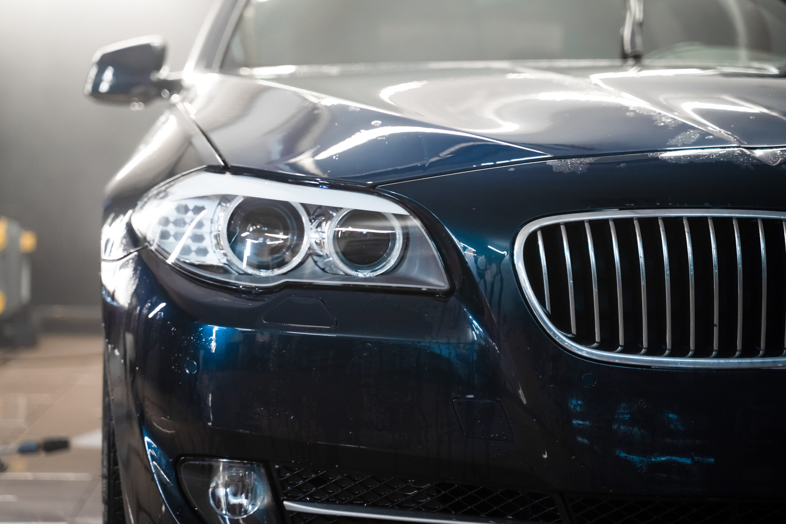 Freshly Washed Car At Car Wash 2023 11 27 05 00 47 Utc Scaled, ViKoeberBiler.dk